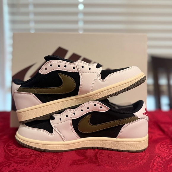 Nike Black and Olive Low-Top Sneakers main image 9